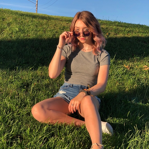 Meet your Posher, Addison - Picture 1 of 1